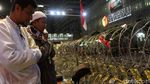 Momen Massa Salat Isya dan Tarawih di Depan Bawaslu