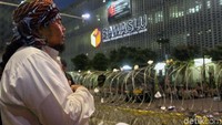 Setelah itu, massa salat berjamaah di depan Bawaslu, Jakarta (21/5/2019).