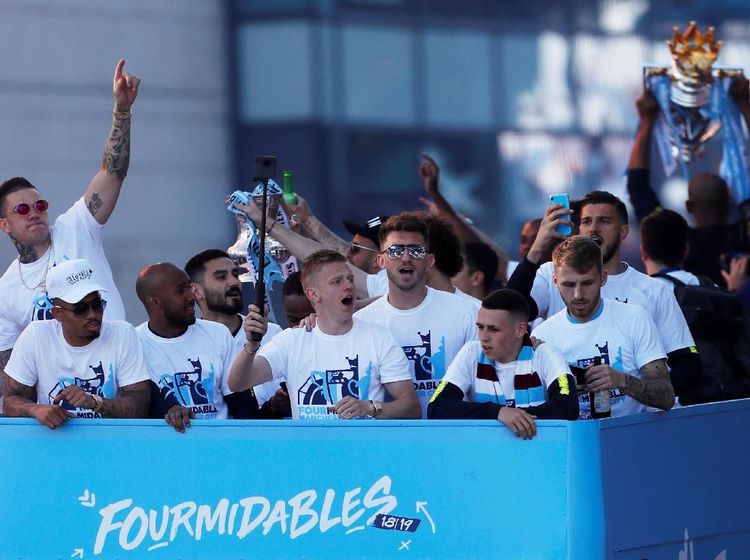 Arak-arakan Juara Man City Birukan Kota Manchester