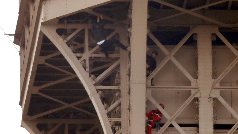 Seorang Pria Panjat Menara Eiffel, Pengunjung Terjebak Berjam-jam Seorang Pria Panjat Menara Eiffel, Pengunjung Terjebak Berjam-jam