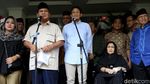 Salam Dua Jari, Prabowo-Sandi Tolak Hasil Pilpres 2019