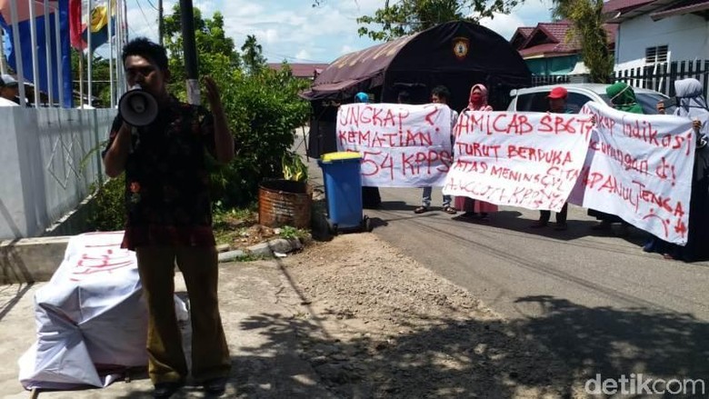Massa Bawa Keranda ke KPU Tapteng, Minta Kuburan Petugas KPPS Dibongkar Massa Bawa Keranda ke KPU Tapteng, Minta Kuburan Petugas KPPS Dibongkar