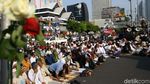 Demo Berhenti Sejenak, Massa Salat Berjemaah di Depan Bawaslu
