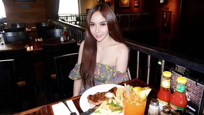Makan Steak di Bali hingga Ngeteh di Macau, Kulineran Teman Dekat Guntur Triyoga