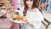 Bertandang ke Bangkok, Thailand, Apristiyah mampir ke Pratunam Market. Di sana ia manjakan selera dengan sajian seafood. Foto: Instagram aprisdev