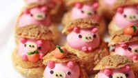 Baker muda bernama Michelle Lu ini baru berusia 18 tahun tapi ia sudah mahir membuat aneka cake dengan bentuk unik. Seperti kue soes yang dibuat dengan isi krim menggemaskan. Foto: instagram @sweet_essence_
