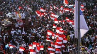 Bendera merah putih juga terus dikibarkan.