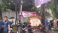 Tak hanya spanduk-banner, karangan bunga juga masih tampak diletakkan di kawasan depan rumah Prabowo. Foto: (Marlinda Oktavia/detikcom).