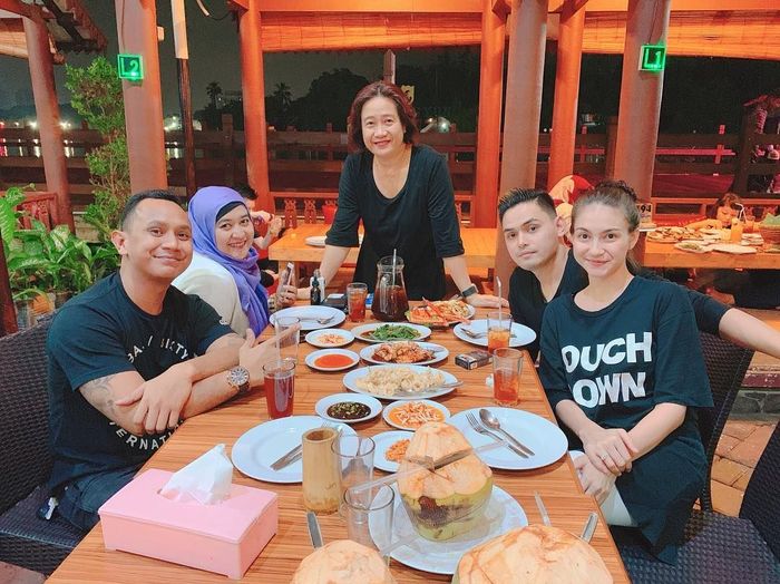 Si Cantik Alessia Cestaro yang Kompak Makan Bareng Keluarga - Foto 2