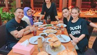 Nama Alessia mencuat usai membintangi sinetron Bawang Merah Bawang Putih. Ini pose kompaknya bareng suami dan keluarga saat makan malam untuk rayakan ulang tahun sang ibu. Foto: Instagram alessia89cestaro
