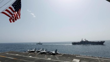 Bendera AS tampak berkibar-kibar di atas kapal. Foto: Reuters