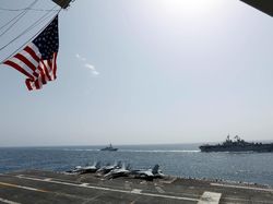 Potret Kapal Induk Nuklir AS Pamer Kekuatan di Laut Arab