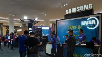 Sejumlah promo dan program menarik ditawarkan oleh Samsung di Galaxy Land, bahkan ada flash sale di waktu tertentu. (Foto: Muhamad Imron Rosyadi/detikINET)