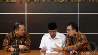 Hadir dalam keterangan pers tersebut komisioner Komnas HAM Hairansyah, Ahmad Taufan Damanik, Amirudin dan Beka Ulung Hapsara.