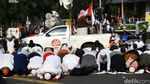 Demo Berhenti Sejenak, Massa Salat Berjemaah di Depan Bawaslu