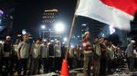 Momen Massa Salat Isya dan Tarawih di Depan Bawaslu