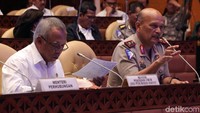 Komisi V juga mendesak pemerintah memaksimalkan ramp check dan pengawasan pemberlakuan tarif di seluruh moda transportasi utamanya angkutan udara, menyelenggarakan penataan program mudik gratis dengan lebih baik, peningkatan frekuensi lalulintas dan jumlah sarana perkeretaapian, sehingga upaya peningkatan aspek keselamatan, keamanan dan pelayanan dapat tercapai secara optimal.