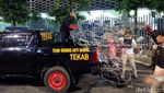 Penampakan Kawat Berduri Dirusak Massa di Demo Bawaslu