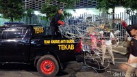 Kawat barrier ini rusak setelah diinjak-injak massa. (Foto: Jefrie Nandy/detikcom)