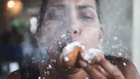 Meski sudah berusia 52 tahun, tapi Halle tetap tampil cantik dan awet muda. Meski begitu, ia tidak takut dengan makanan manis. Bahkan Halle sangat suka dengan beignet, kue dari Prancis yang ditaburi gula bubuk. Foto: Istimewa