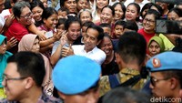 Jokowi tiba pukul 12.33 WIB. Dia mengenakan kemeja putih.