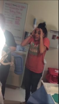 Ekspresi Maya Jean yang menyaksikan kakaknya melahirkan