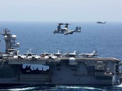 Potret Kapal Induk Nuklir AS Pamer Kekuatan di Laut Arab