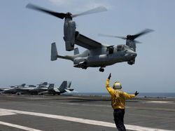 Potret Kapal Induk Nuklir AS Pamer Kekuatan di Laut Arab