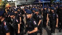 Para personel Brimob membubarkan diri menuju lokasi penjagaan yang telah ditentukan.