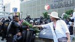 Aksi Emak-emak Bagikan Bunga ke Polisi di Depan Bawaslu