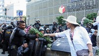 Polisi menerima karangan bunga yang dibagikan.