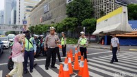 Sejumlah petugas polisi membantu proses pemasangan beton dan mengatur arus lalu lintas di sekitar gedung Bawaslu, Jakarta.