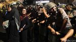 Ketika Emak-emak Berwefie dengan Polisi di Saat Aksi