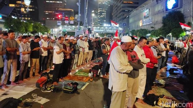Masih bertahan di Depan Bawaslu, Massa Salat Isya dan Tarawih Berjemaah