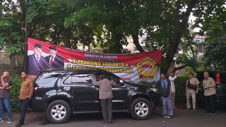 Foto Spanduk-spanduk Ucapan Selamat Prabowo Presiden di Kertanegara