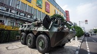 Kendaraan taktis dan tempur anoa terparkir di kawasan LTC Glodok, Jakarta, Selasa (21/5/2019). Prajurit TNI dari berbagai kesatuan disebar ke sejumlah titik dan objek vital di Jakarta untuk membantu pengamanan ibu kota usai pengumuman hasil rekapitulasi Pemilu 2019. Antara Foto/Aprillio Akbar.