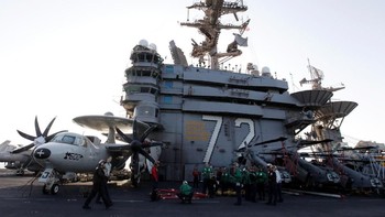Personel USS Abraham Lincoln. Iran telah mengancam akan menyerang kapal induk AS sehingga kewaspadaan ditingkatkan. Foto: Reuters