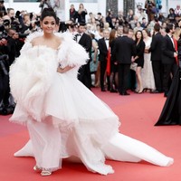 Ashi Studio menjadi label pilihan Aishwarya Rai kali ini. Mantan Miss World 1994 itu memadukan gaun pengantin dari label bridal bersama anting dari Avakian dan sepatu Sam Edelman. Foto: Dok. Getty Images