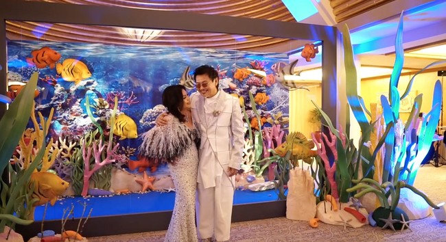 Resepsi pernikahan mereka pun bisa dibilang unik. Rachel Wee dan Ken Chen menggelar pesta bertema bawah laut. Dalam hotel, disediakan akurium setinggi manusia dan properti lain yang mendukung tema sebagai sudut untuk para tamu berfoto. Foto: Channel 5