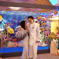 Resepsi pernikahan mereka pun bisa dibilang unik. Rachel Wee dan Ken Chen menggelar pesta bertema bawah laut. Dalam hotel, disediakan akurium setinggi manusia dan properti lain yang mendukung tema sebagai sudut untuk para tamu berfoto. Foto: Channel 5