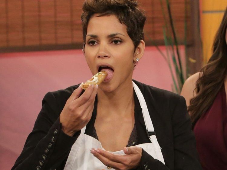 Bermain di John Wick 3, Halle Berry Doyan Makan Beignet dan Kue Manis