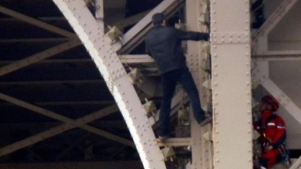 Petugas pemadam Paris berupaya membujuk pria yang panjat Menara Eiffel