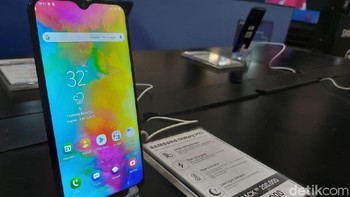 Galaxy M20 juga ikut menampakkan dirinya di Galaxy Land. (Foto: Muhamad Imron Rosyadi/detikINET)  