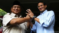 Usai memberikan keterangan pers, Prabowo dan Sandiaga Uno melakukan salam komando.