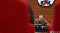 KPK mengusut kasus dugaan korupsi di balik pengadaan kapal di Kementerian Kelautan dan Perikanan (KKP) serta Direktorat Jenderal Bea dan Cukai (Ditjen BC). Total kerugian keuangan negara yang diperkirakan KPK sekitar Rp 179 miliar lebih.