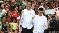 Ekspresi kebahagiaan Jokowi-Maruf saat foto bersama warga Kampung Deret.