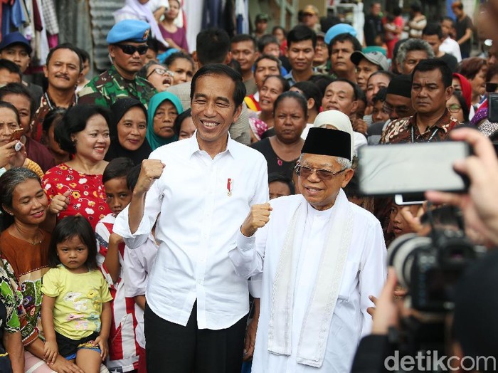 Pasangan capres cawapres Joko Widodo dan Maruf Amin menyampaikan pidato kemenangan seusai rekapitulasi nasional Pilpres 2019 di Kampung Deret, Johar Baru, Jakarta Pusat, Selasa (21/5/2019).