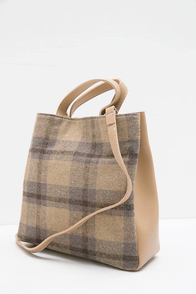 Hijabenka menawarkan tas diskon menarik lain yang dapat Anda pertimbangkan. Luv Decyta Checkered Shoulder Bag Brown yang terlihat stylish ini turun dari Rp 299 ribu menjadi Rp 229 ribu. Foto: Hijabenka