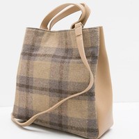 Hijabenka menawarkan tas diskon menarik lain yang dapat Anda pertimbangkan. Luv Decyta Checkered Shoulder Bag Brown yang terlihat stylish ini turun dari Rp 299 ribu menjadi Rp 229 ribu. Foto: Hijabenka