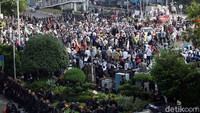 Massa membawa spanduk bertulisan Rakyat Bersatu Melawan Pemilu Curang!!. Selain itu, mereka membawa poster bertulisan Lawan Pemilu Curang.